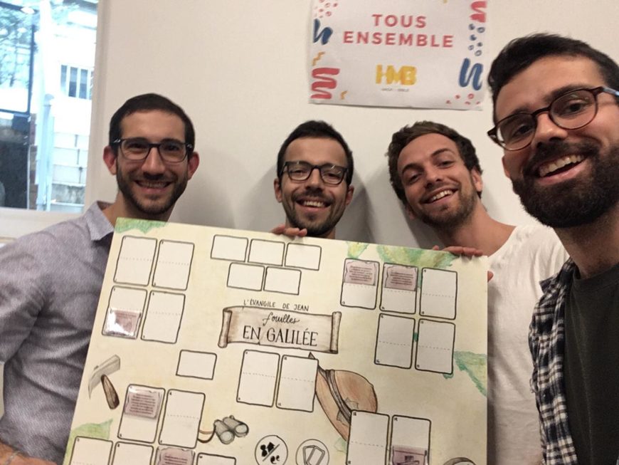 A Quel Jeu On Jouer Alan Jean Et Theo Un vrai jeu de société axé sur la Bible : bienvenue dans "Fouilles en